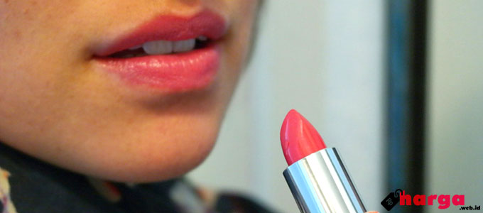 Ilustrasi: aplikasi lipstik