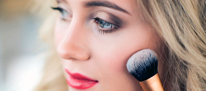 Ilustrasi: aplikasi riasan blush on (sumber: newbeauty.com)