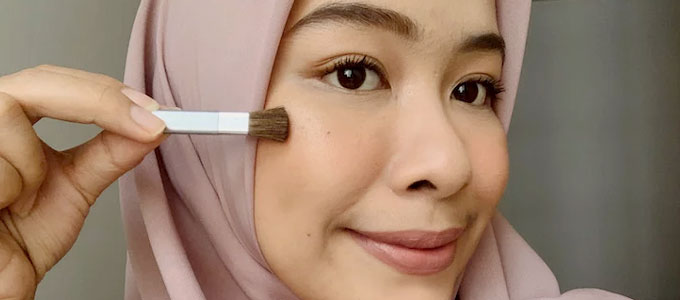 Pakai Wardah Exclusive Glowing Highlighter (sumber: bukalapak)