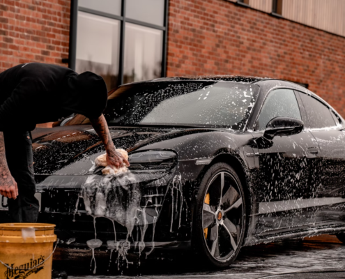 Ilustrasi sedang mencuci mobil 1