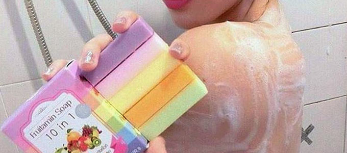 Mandi memakai Fruitamin Soap (twitter: @sulawesi_shop)